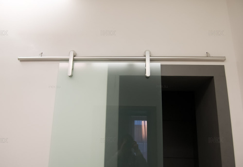 Откатная дверь с открытой роликовой сиситемой фото 4