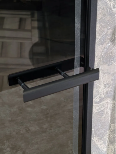 Дверь для хамам и сауны Gratec Estri Black Premium, чёрные короб и фурнитура, серое прозрачное закаленное стекло 8 мм фото 3